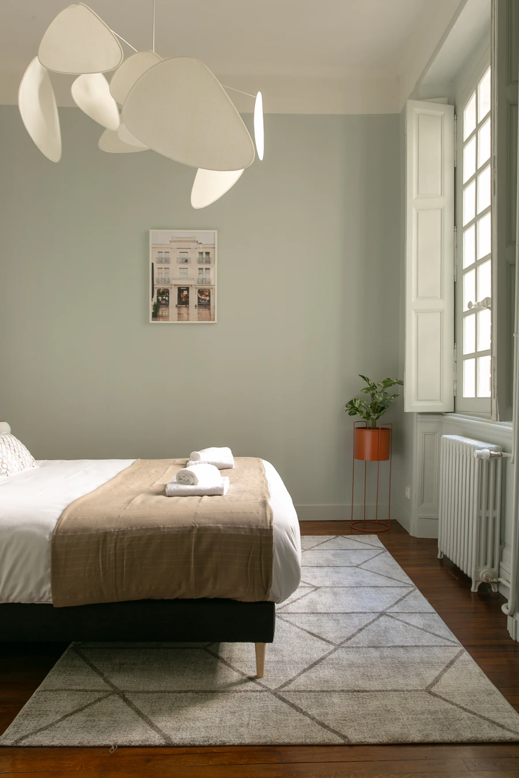 Chambre lumineuse avec lit de 180 cm et hautes fenêtres au Turenne à Nantes